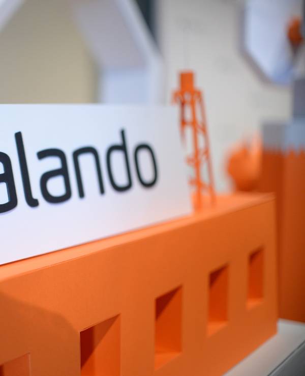 Das Logo des Online-Versandhändlers Zalando SE, aufgenommen am 31.05.2016 bei der Hauptversammlung in Berlin.