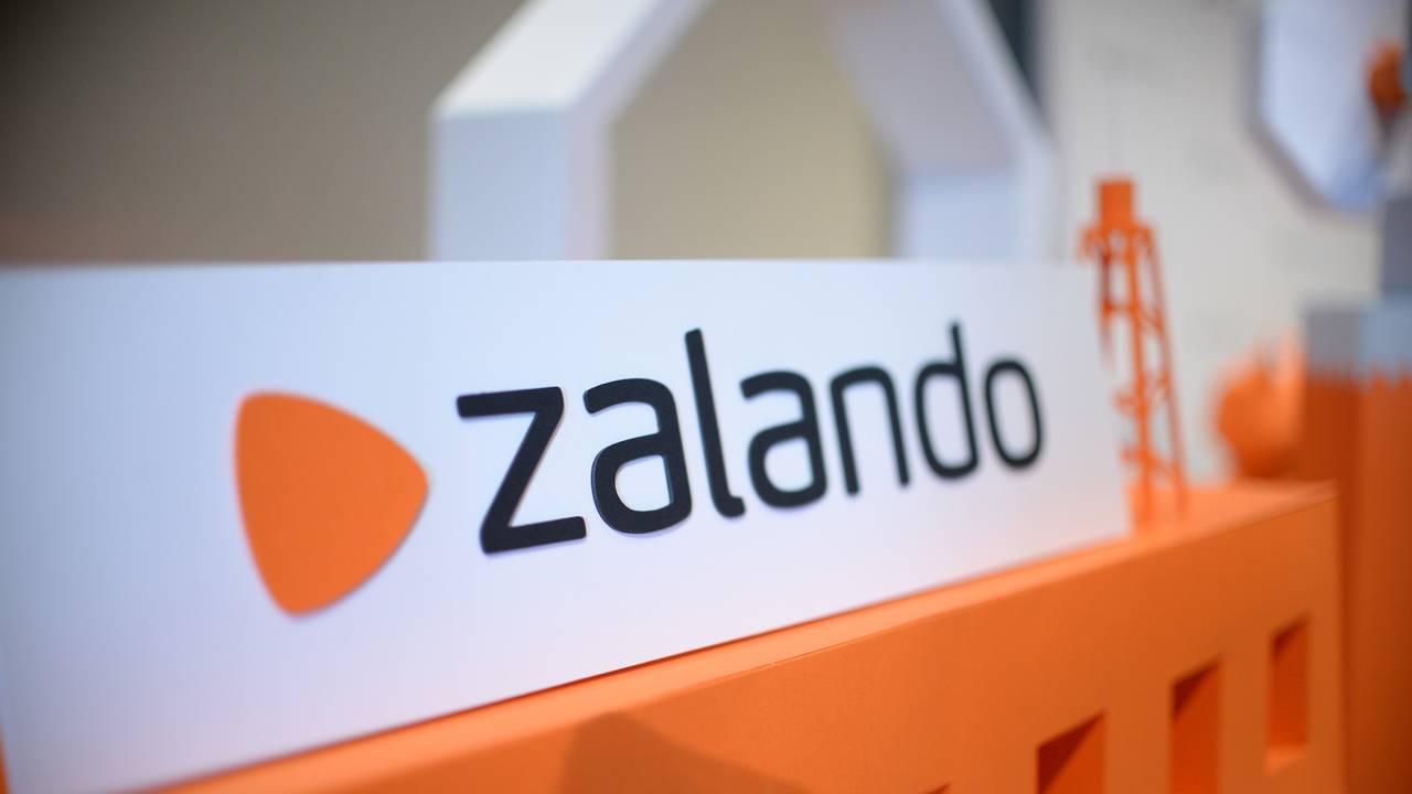 Das Logo des Online-Versandhändlers Zalando SE, aufgenommen am 31.05.2016 bei der Hauptversammlung in Berlin.
