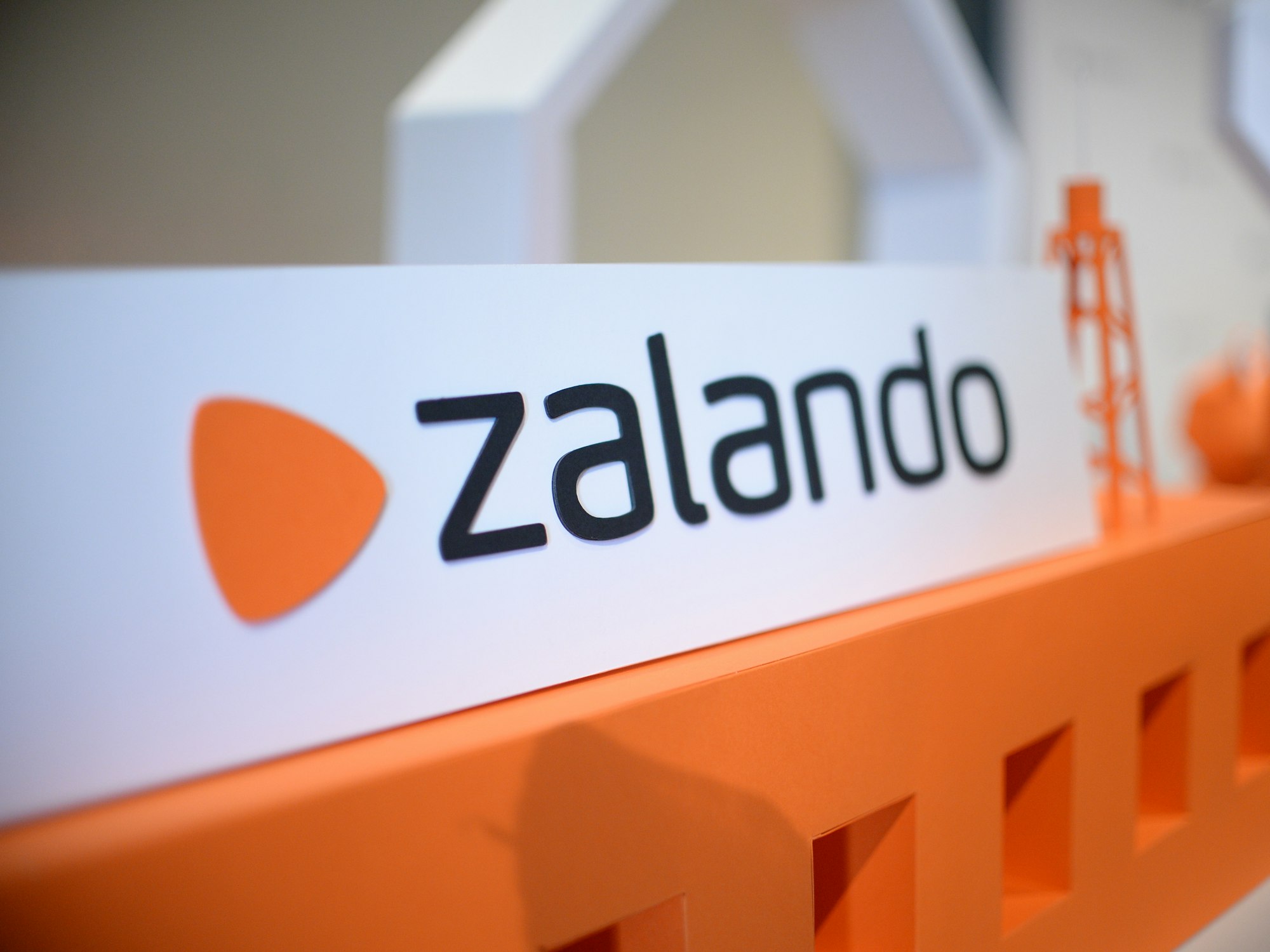 Das Logo des Online-Versandhändlers Zalando SE, aufgenommen am 31.05.2016 bei der Hauptversammlung in Berlin.