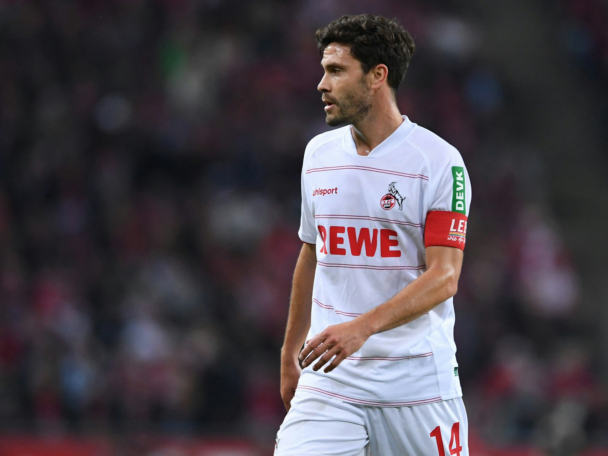 Jonas Hector (31) mit der Kapitänsbinde im Bundesligaspiel gegen Greuther Fürth (1. Oktober 2021).