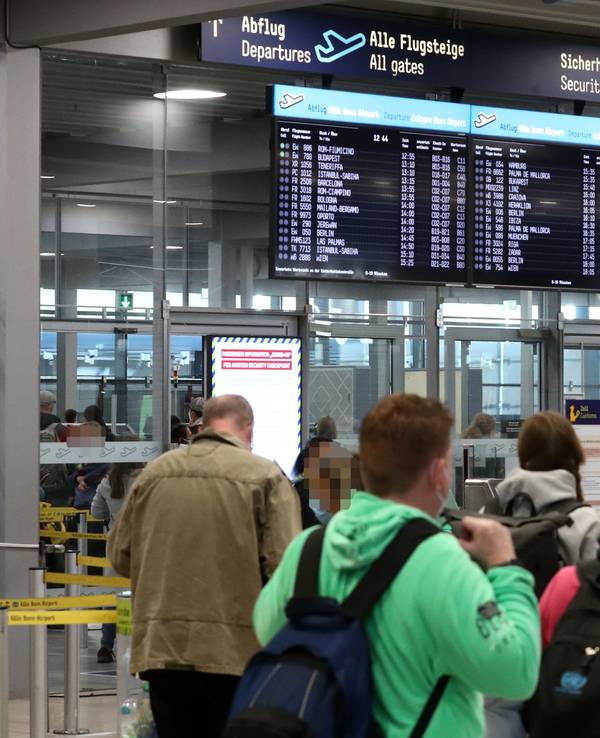 Flughafen Köln/Bonn: Reisewelle der Gäste vor der Sicherheitskontrolle