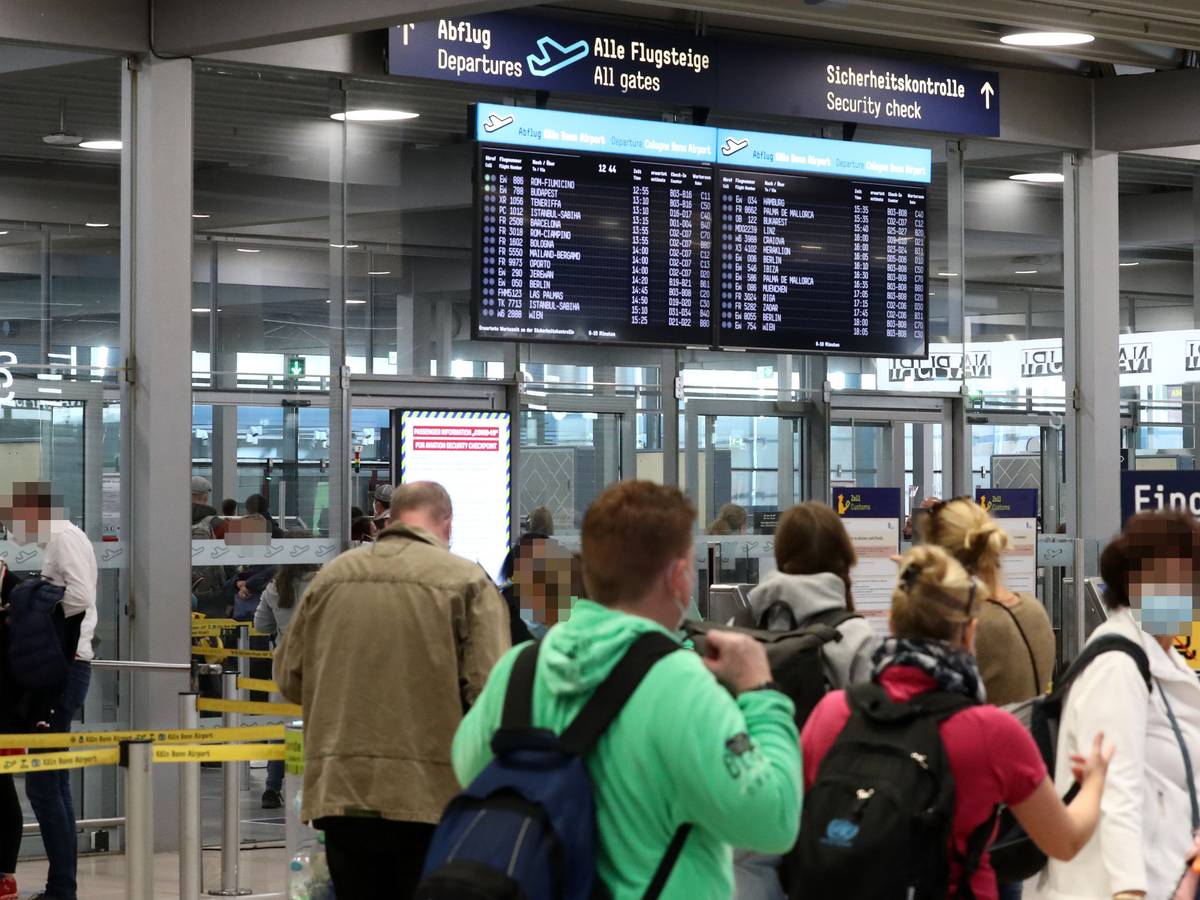 Reisende am Flughafen Köln-Bonn.