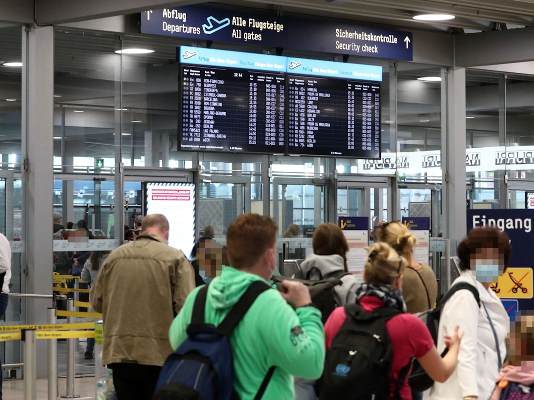 Reisende am Flughafen Köln-Bonn.