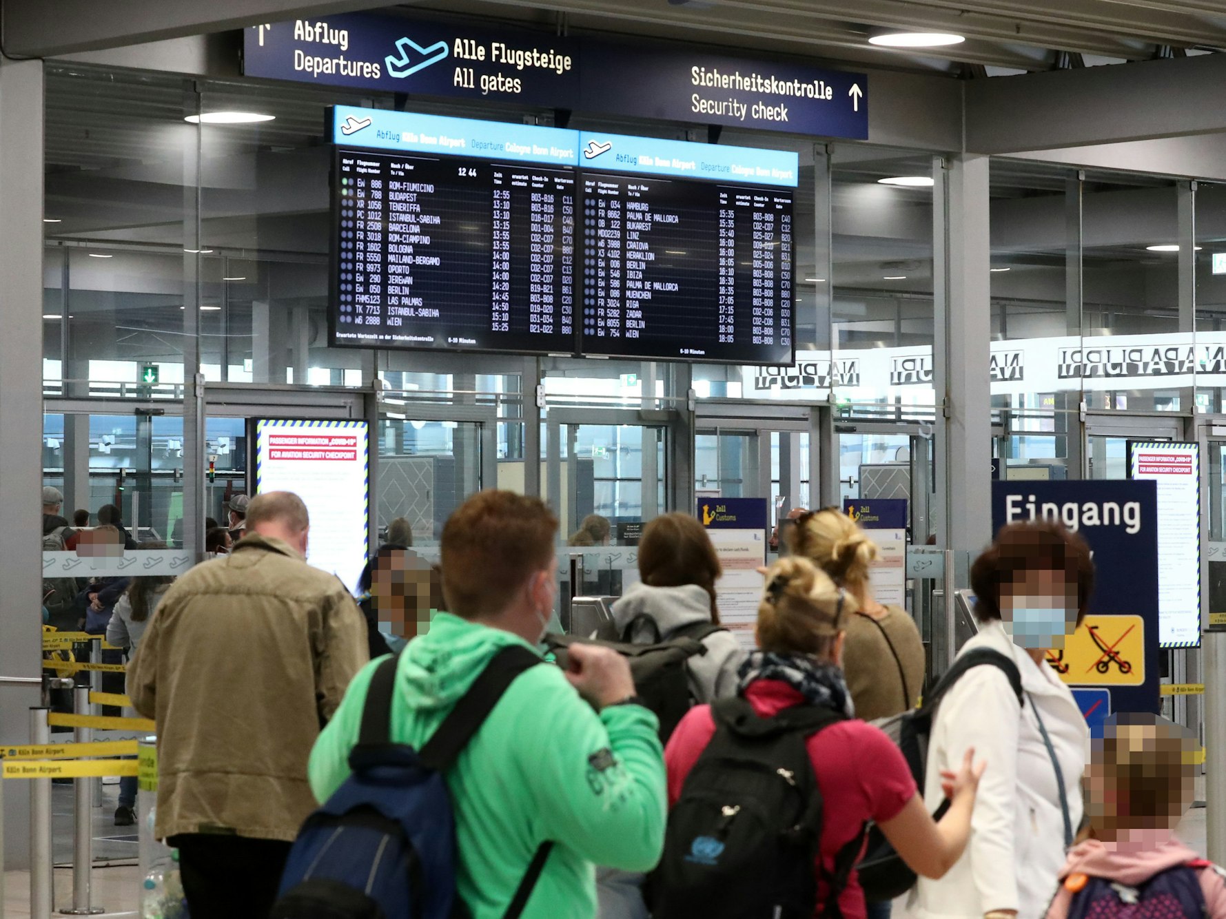 Reisende am Flughafen Köln-Bonn.