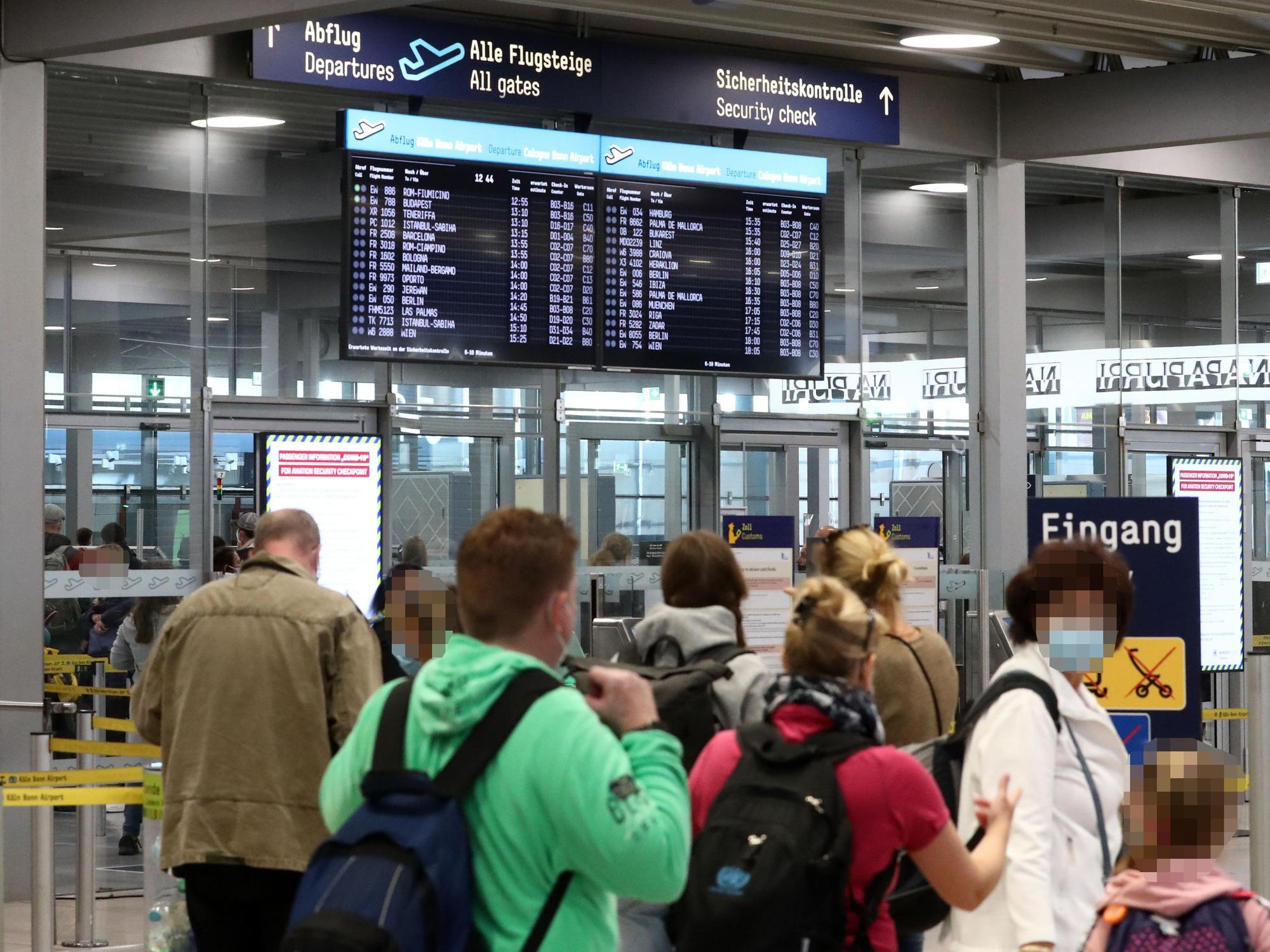 Reisende am Flughafen Köln-Bonn.