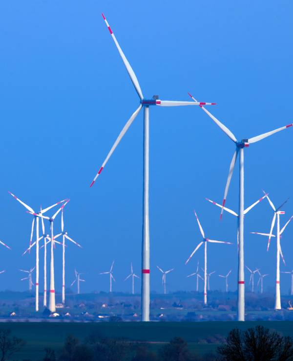 Windräder drehen sich nach Sonnenuntergang in einem Windpark. In einem ersten Schritt sollen auf der dänischen Strom-Insel 200 Windräder aufgestellt werden.