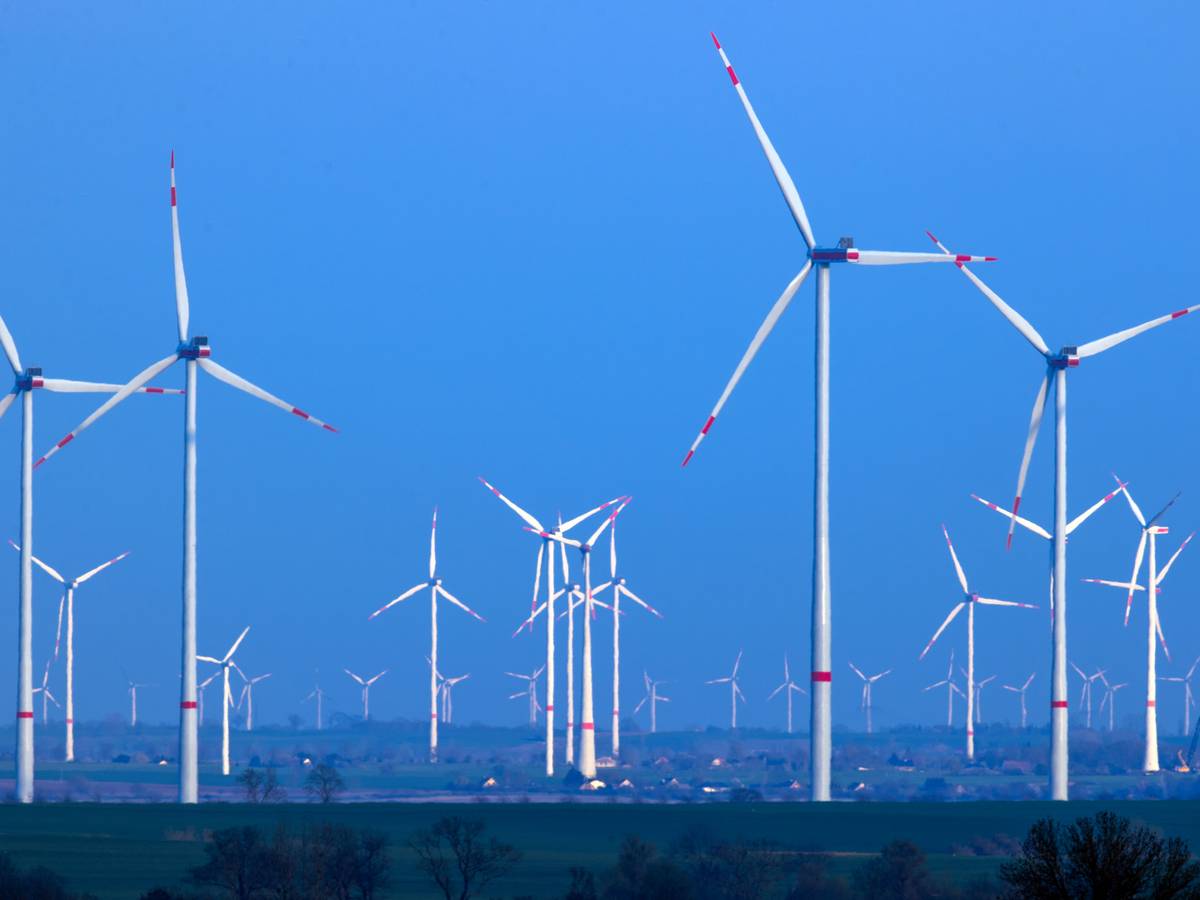 Windräder drehen sich nach Sonnenuntergang in einem Windpark. In einem ersten Schritt sollen auf der dänischen Strom-Insel 200 Windräder aufgestellt werden.