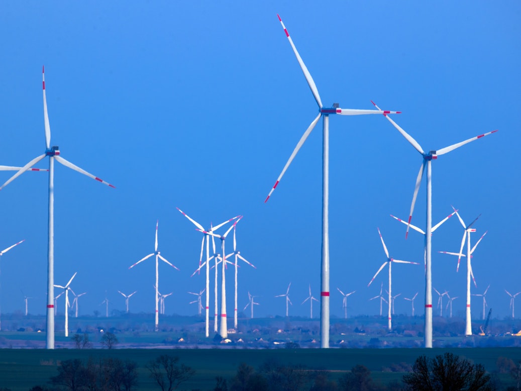Windräder drehen sich nach Sonnenuntergang in einem Windpark. In einem ersten Schritt sollen auf der dänischen Strom-Insel 200 Windräder aufgestellt werden.