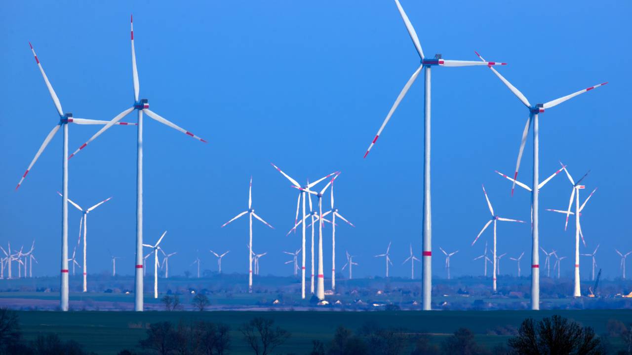 Windräder drehen sich nach Sonnenuntergang in einem Windpark. In einem ersten Schritt sollen auf der dänischen Strom-Insel 200 Windräder aufgestellt werden.