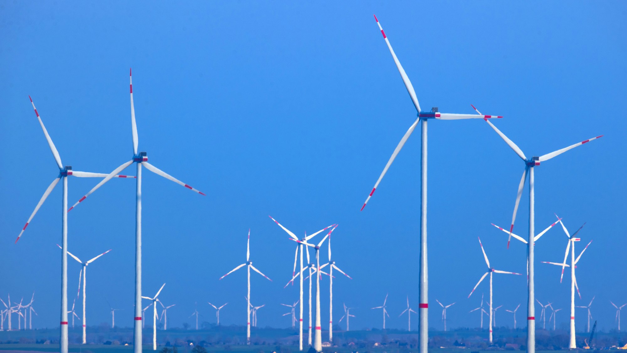 Windräder drehen sich nach Sonnenuntergang in einem Windpark. In einem ersten Schritt sollen auf der dänischen Strom-Insel 200 Windräder aufgestellt werden.
