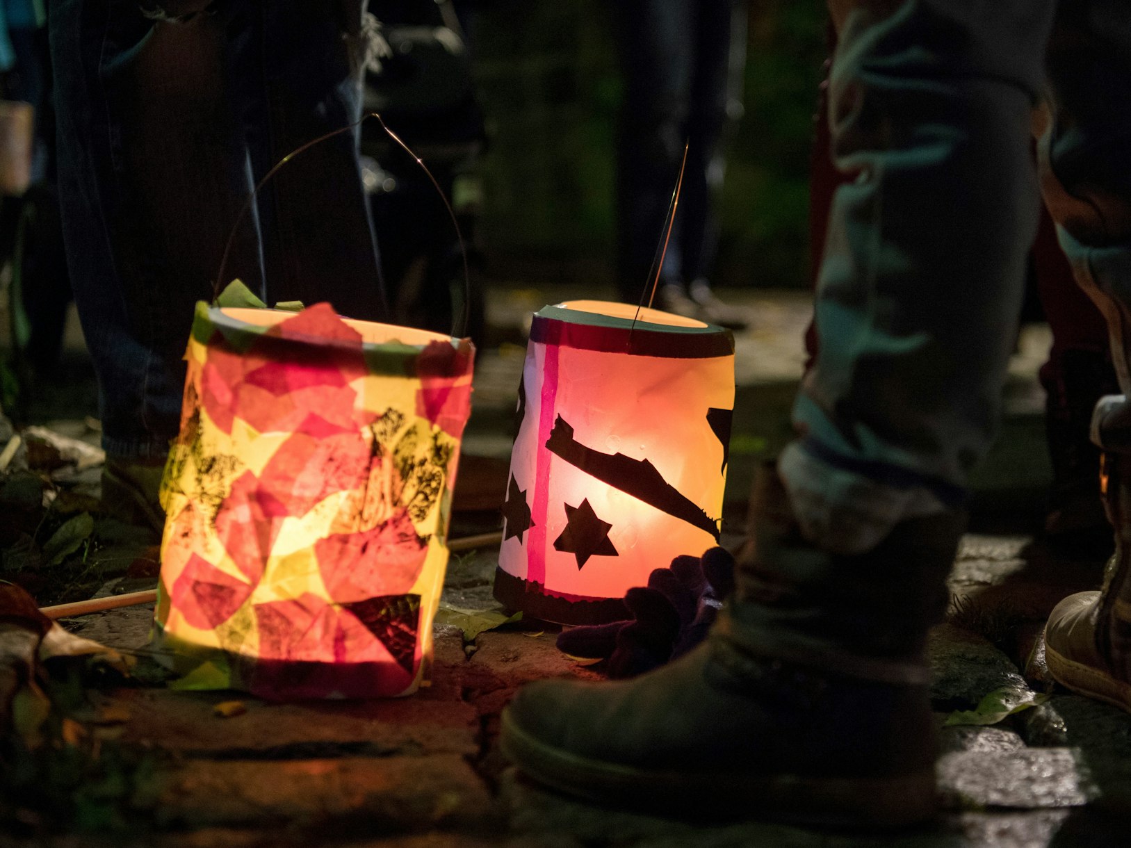 Laternen stehen während eines Martinsumzug auf dem Boden.