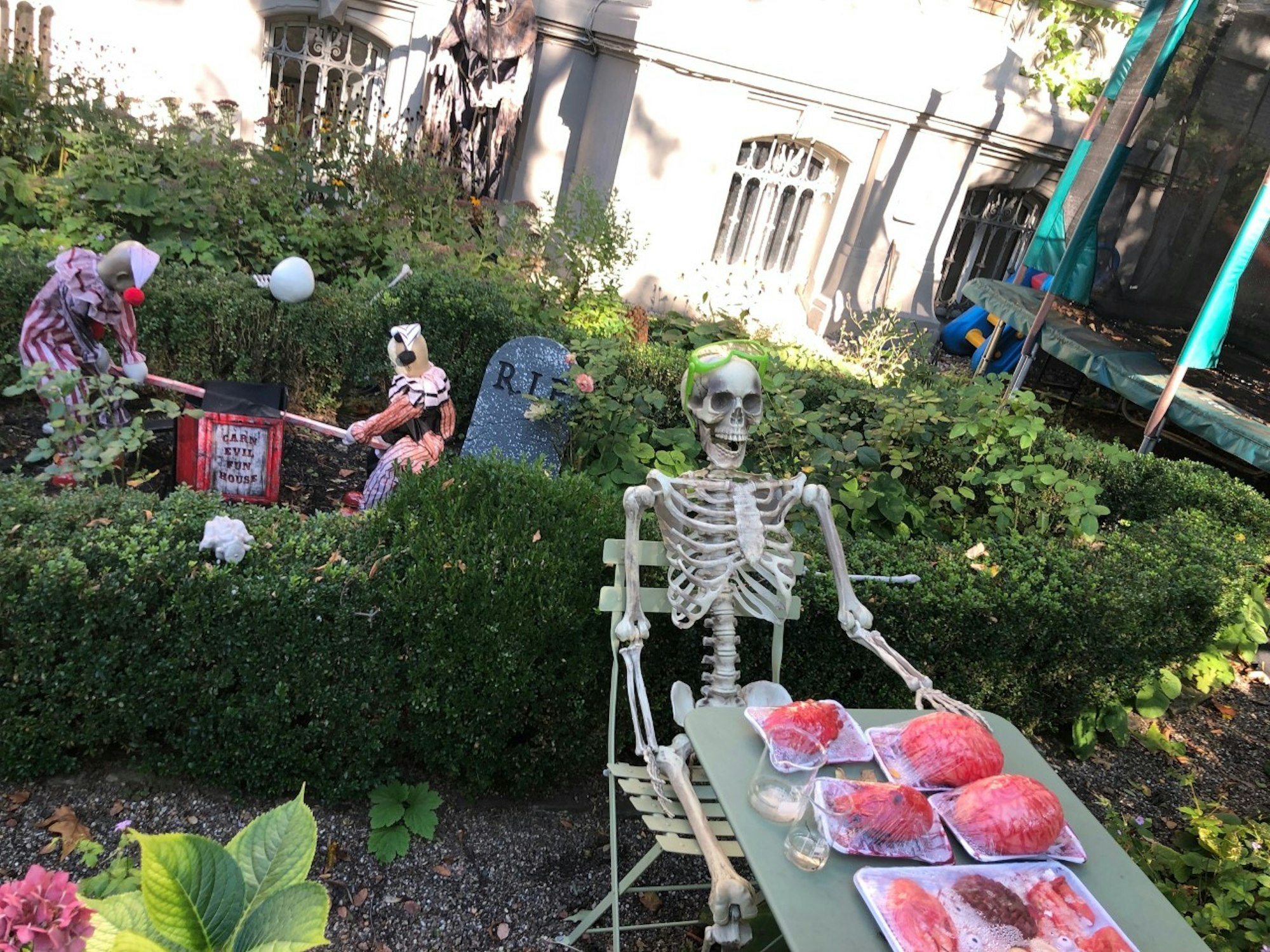 Halloween-Deko in einer Hauseinfahrt am Kölner Volksgarten