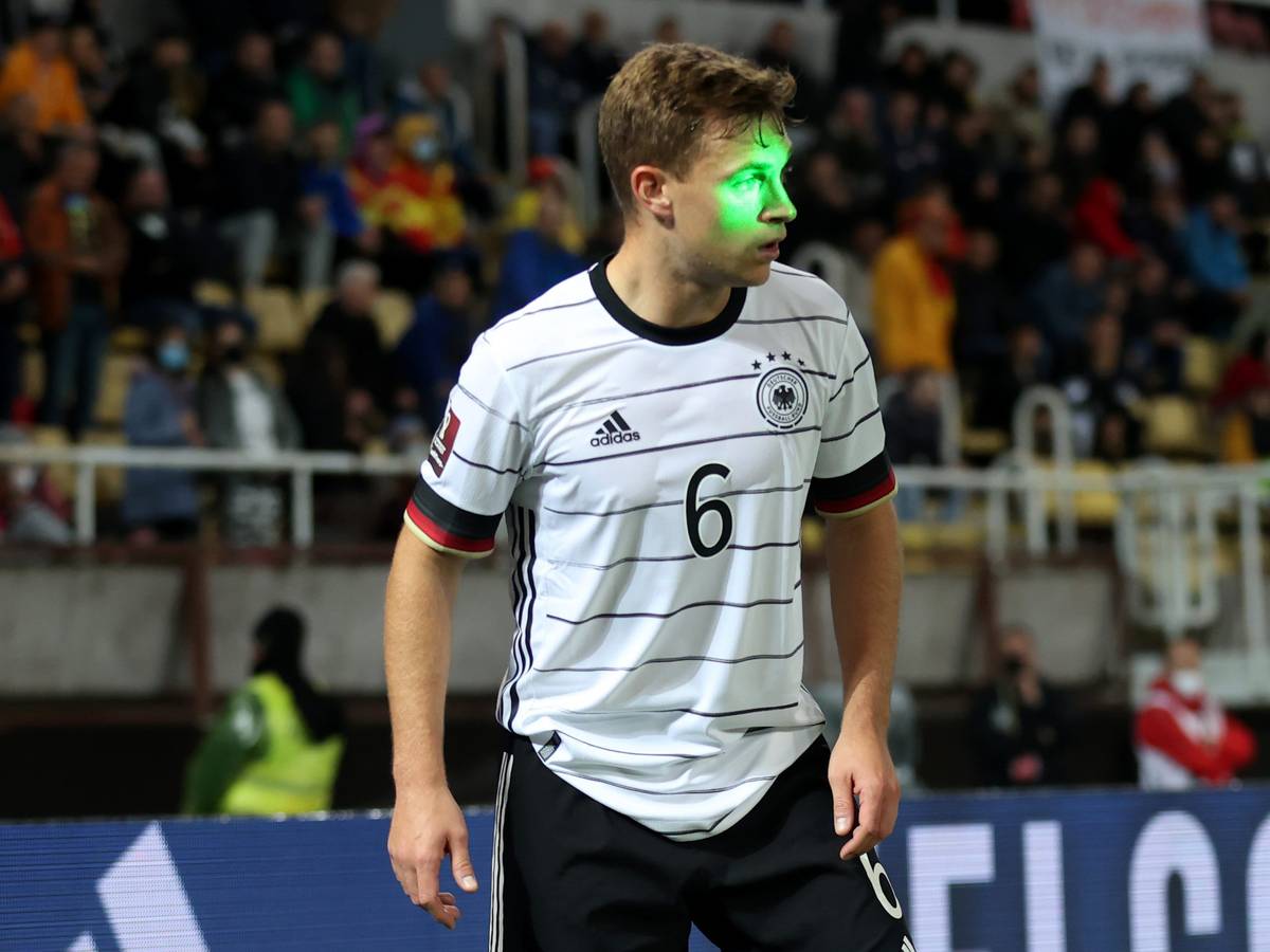 Ein Laserstrahl ist bei Deutschlands Spiel in der WM-Quali in Nordmazedonien genau auf das Gesicht von Joshua Kimmich gerichtet.