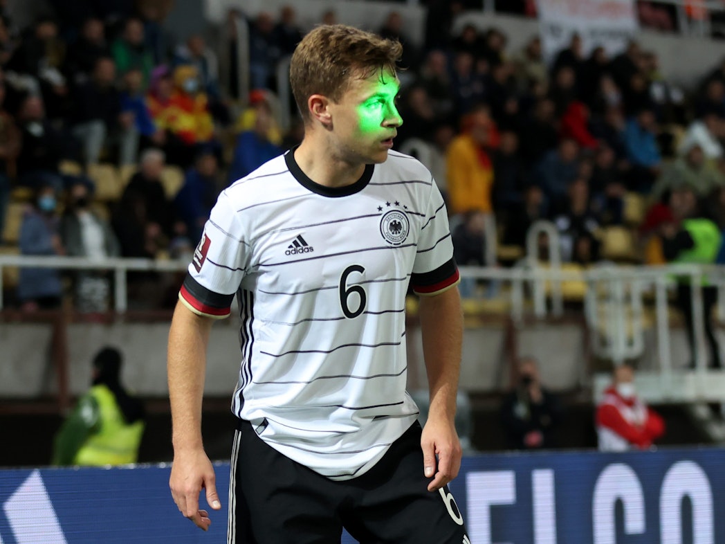 Ein Laserstrahl ist bei Deutschlands Spiel in der WM-Quali in Nordmazedonien genau auf das Gesicht von Joshua Kimmich gerichtet.