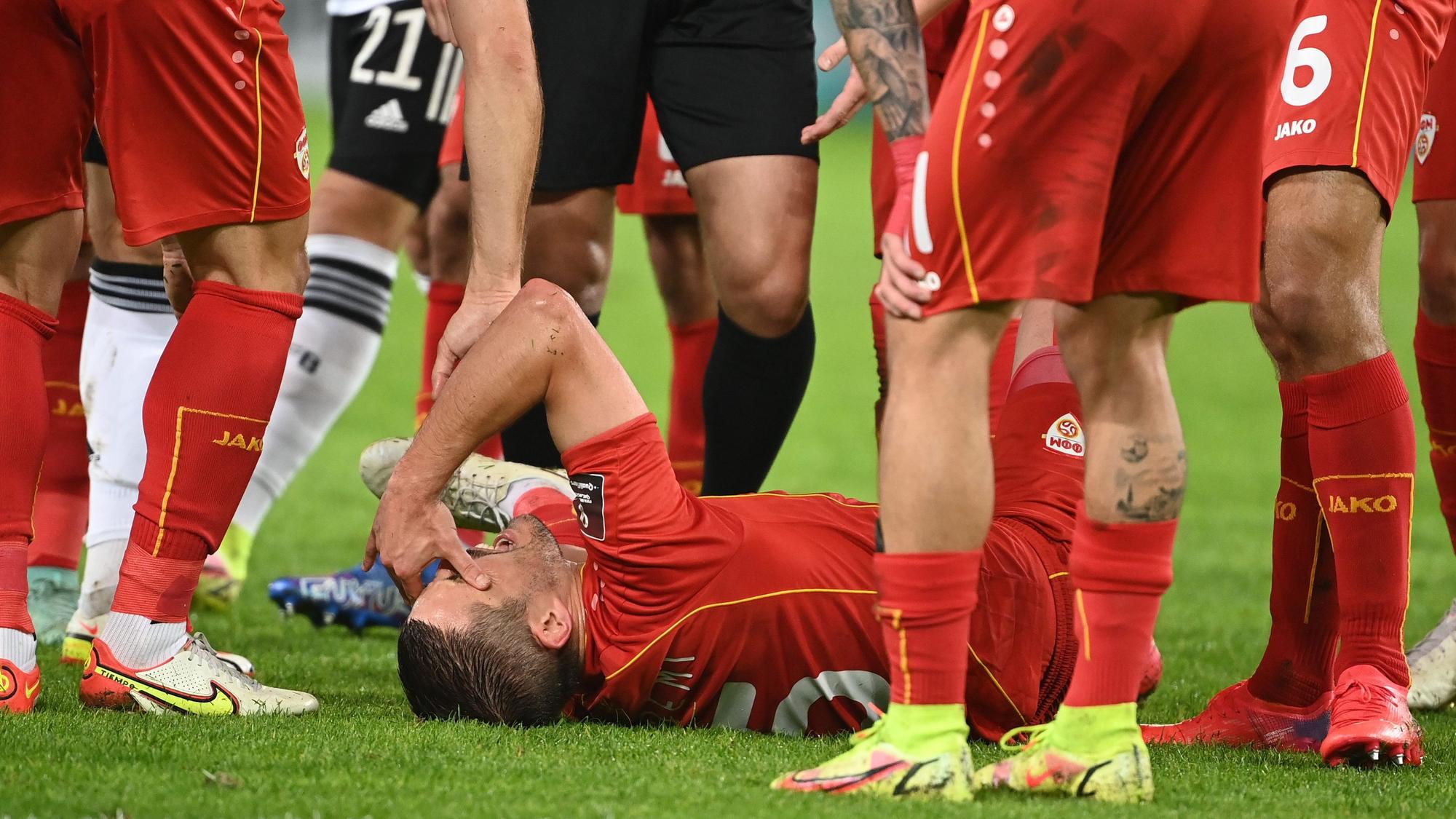 Arijan Ademi liegt nach seiner Verletzung im WM-Quali-Spiel zwischen Nordmazedonien und Deutschland am Boden.