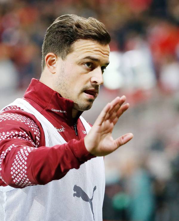 Xherdan Shaqiri hebt beim Aufwärmen vor dem WM-Quali-Spiel der Schweiz gegen Nordirland die Hand