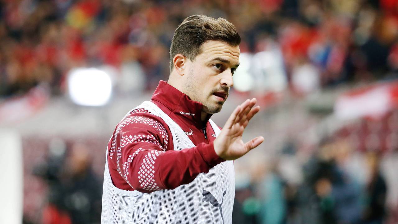 Xherdan Shaqiri hebt beim Aufwärmen vor dem WM-Quali-Spiel der Schweiz gegen Nordirland die Hand