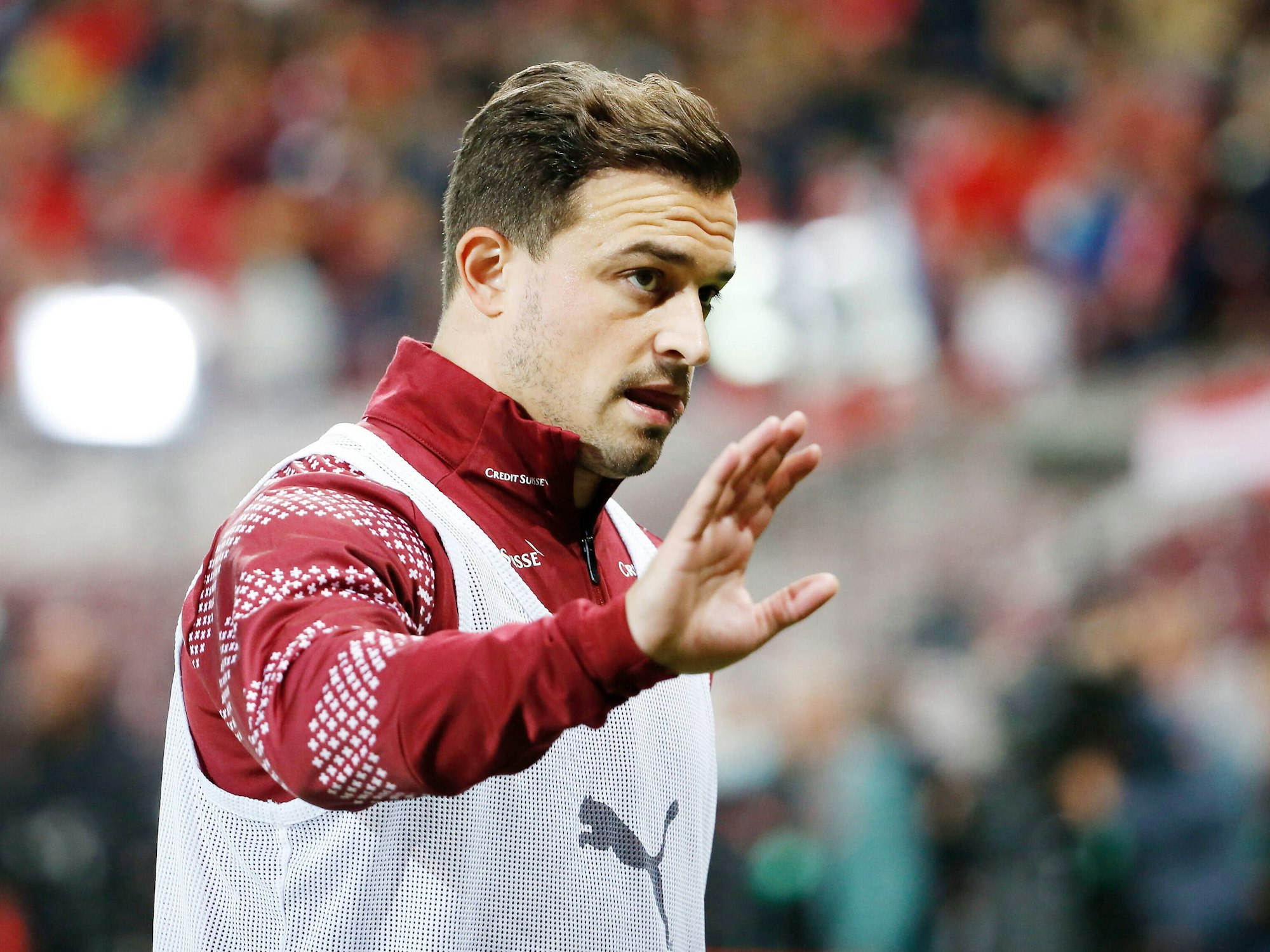 Xherdan Shaqiri hebt beim Aufwärmen vor dem WM-Quali-Spiel der Schweiz gegen Nordirland die Hand