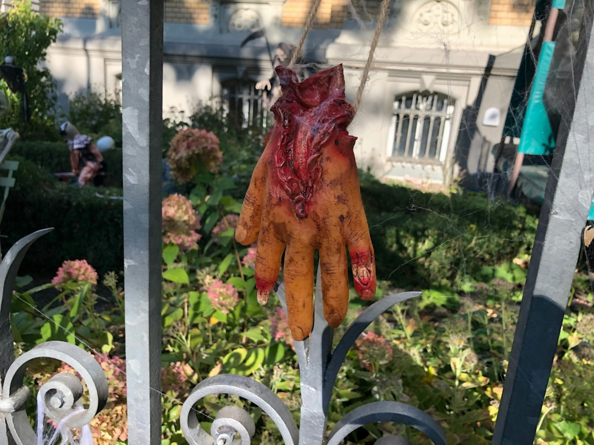 Deko am Kölner Volksarten zu Halloween.