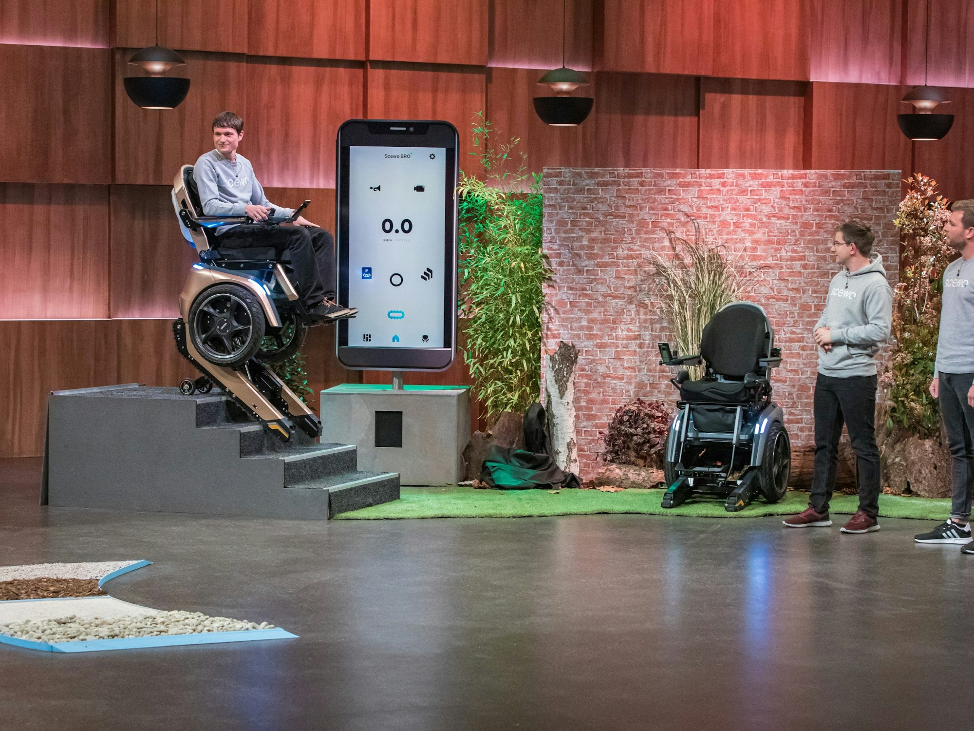 V.l.: Pascal Buholzer, Bernhard Winter und Thomas Gemperle präsentieren mit dem "scewo Bro" einen Treppensteigenden Elektrorollstuhl. Sie erhoffen sich ein Investment von 5 Millionen Euro für 10 Prozent der Anteile an ihrem Unternehmen. Die Verwendung des sendungsbezogenen Materials ist nur mit dem Hinweis und Verlinkung auf TVNOW gestattet.
Foto: RTL / Bernd-Michael Maurer