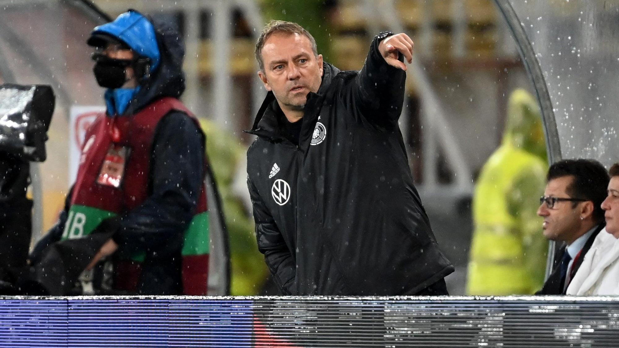 Hansi Flick, Trainer der deutschen Fußballnationalmannschaft, gibt Anweisungen vom Spielfeldrand.
