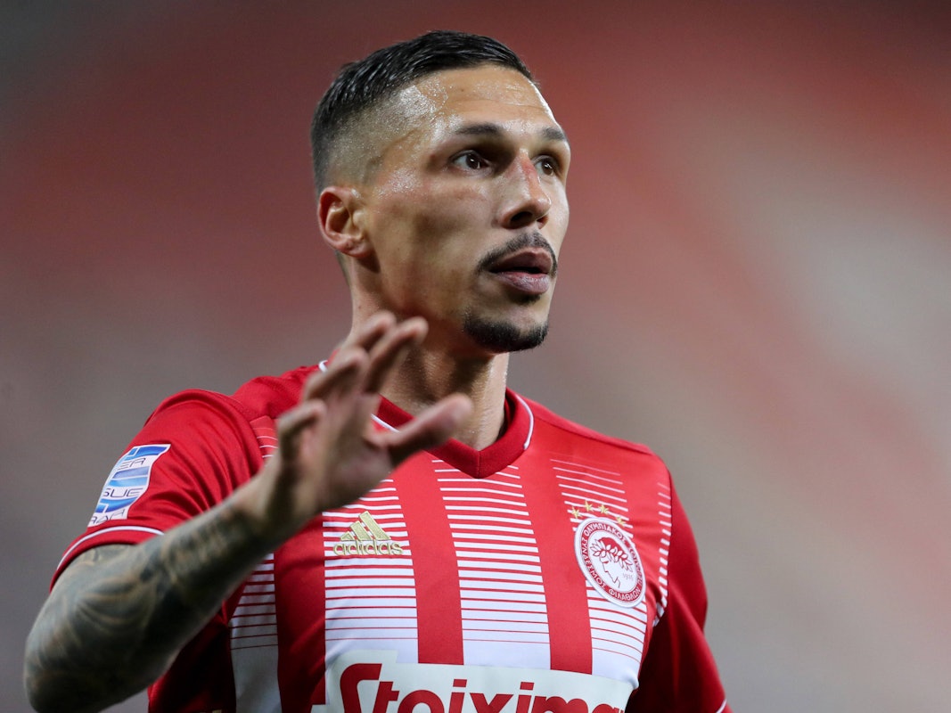 José Holebas beim 3:1-Sieg von Olympiakos Piräus über Panathinaikos Athen sichtlich konzentriert