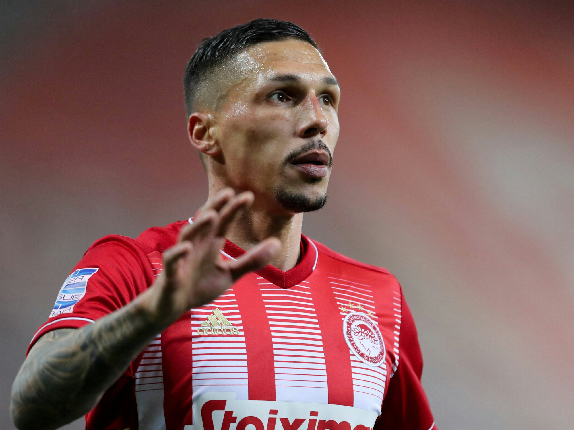 José Holebas beim 3:1-Sieg von Olympiakos Piräus über Panathinaikos Athen sichtlich konzentriert