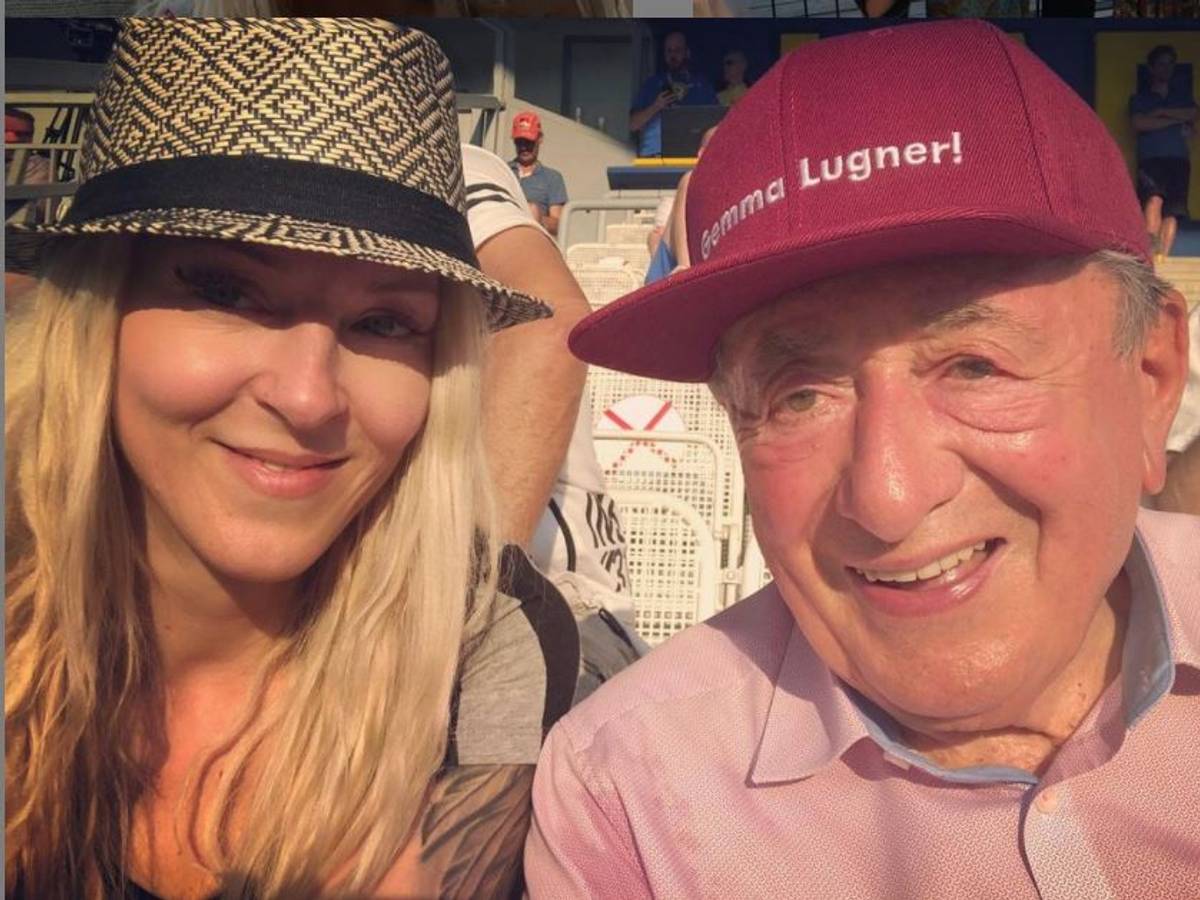 Richard „Mörtel“ Lugner mit seiner Freundin Simone Reiländer auf einem Selfie im Juni 2021.