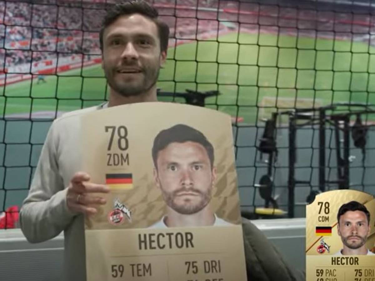 Jonas Hector bekommt seine FIFA-22-Karte überreicht.