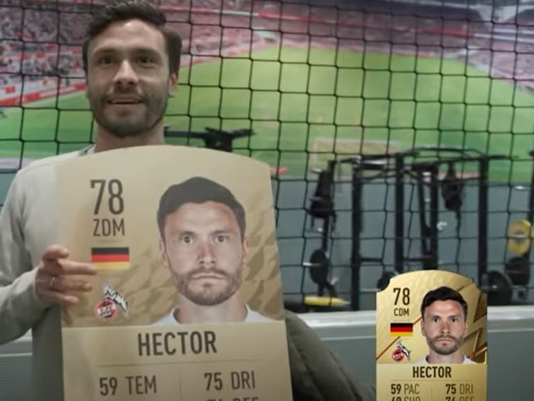 Jonas Hector bekommt seine FIFA-22-Karte überreicht.