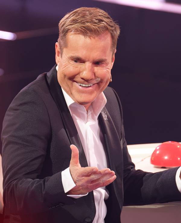 Dieter Bohlen sitzt beim Finale der RTL-Castingshow "Das Supertalent 2019" hinter dem Jury-Pult.