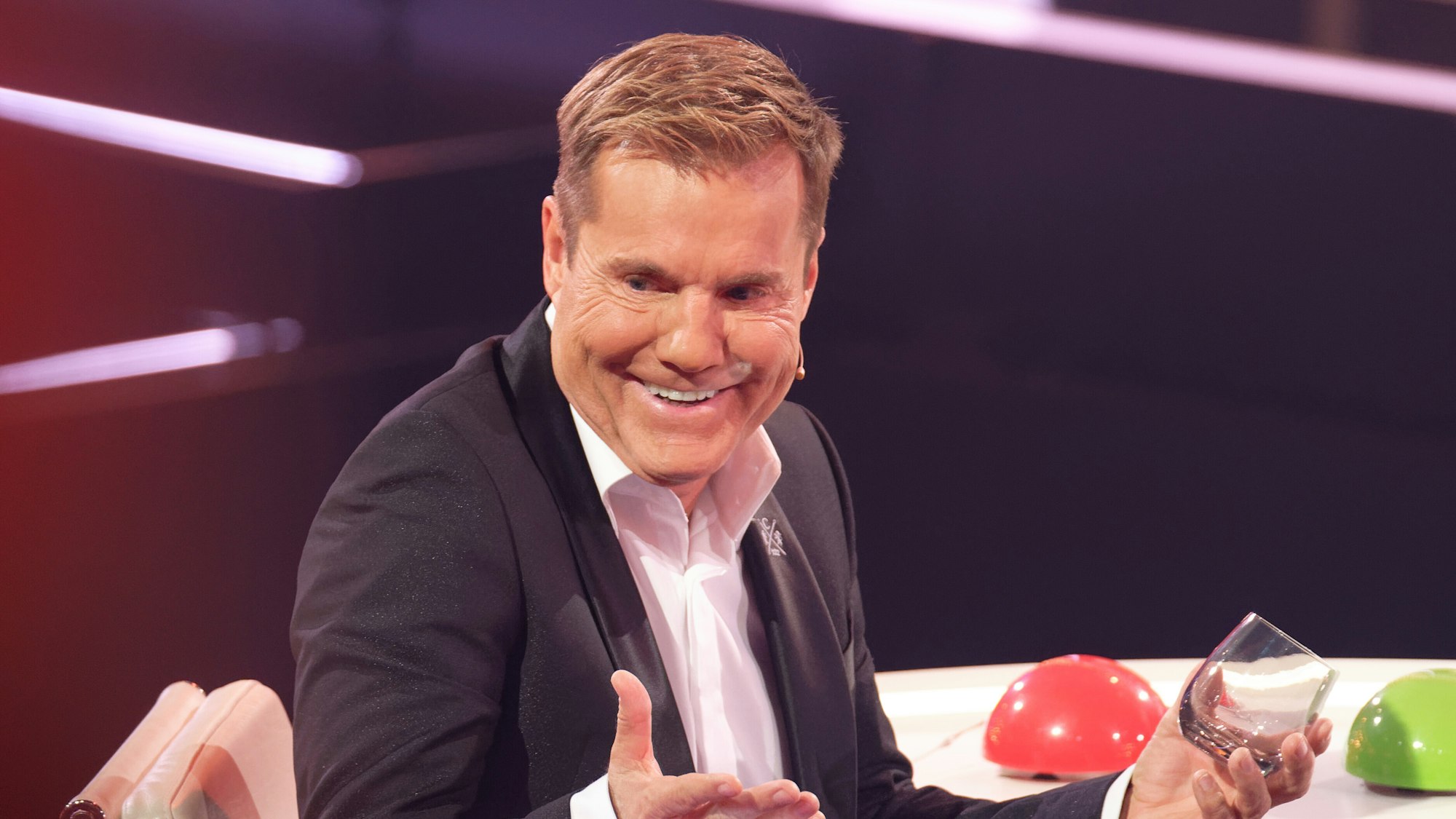 Dieter Bohlen sitzt beim Finale der RTL-Castingshow "Das Supertalent 2019" hinter dem Jury-Pult.