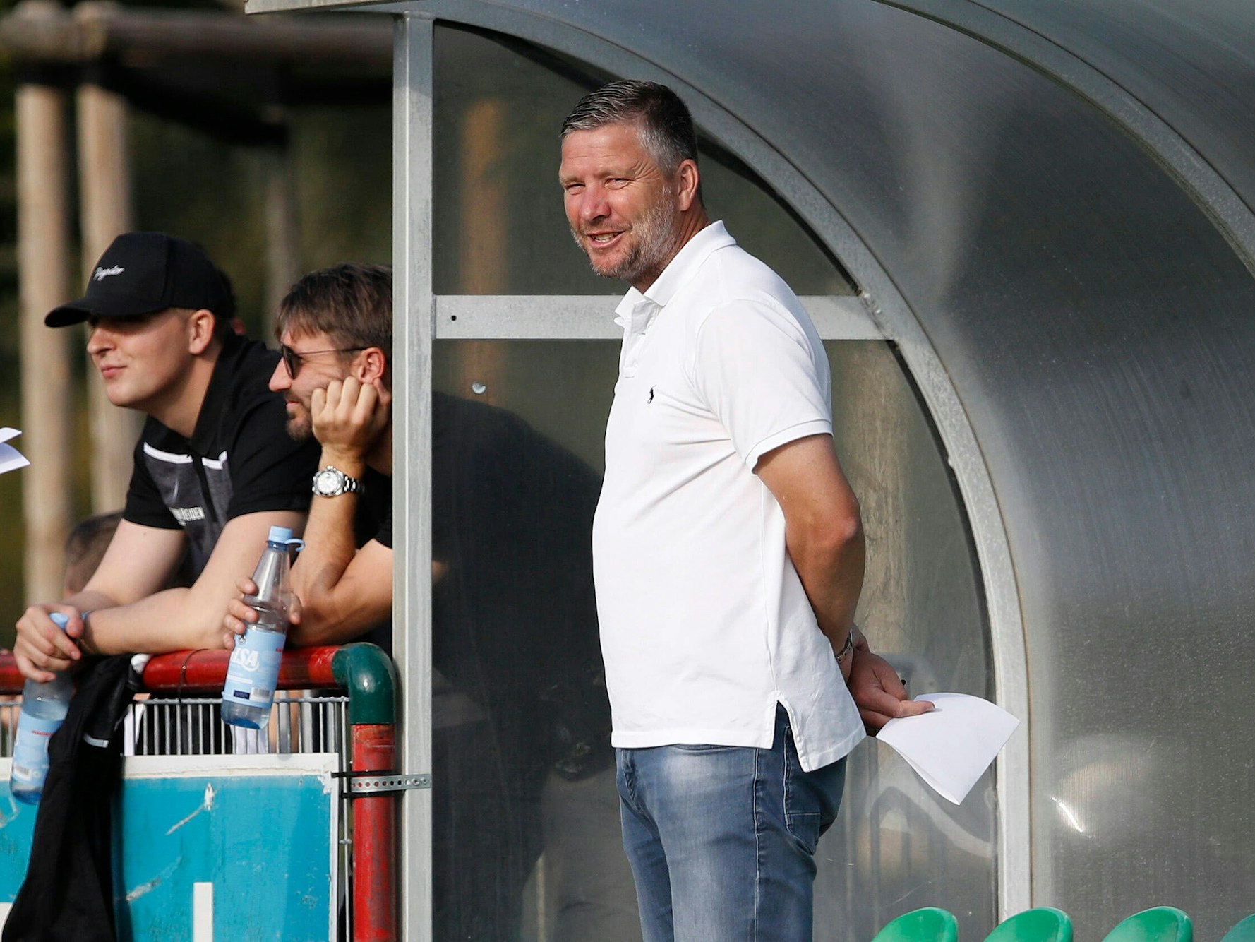 Michale Tarnat steht vor einer Trainerbank