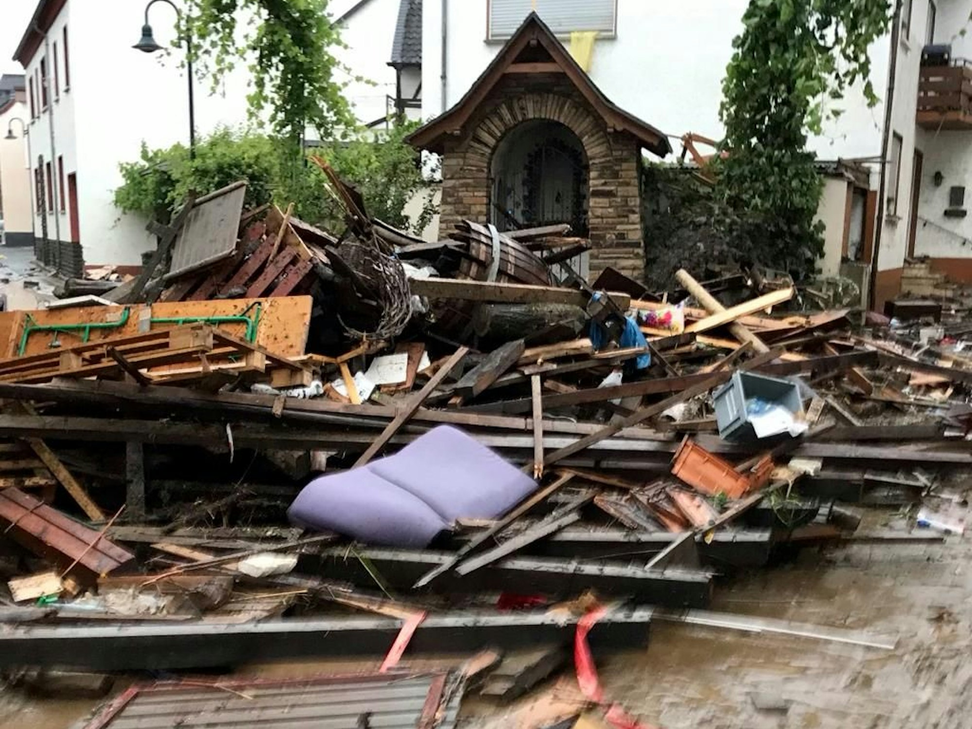 Meterhohe Stapel von Totholz mitten auf der Straße von Dernau, 14.7.2021