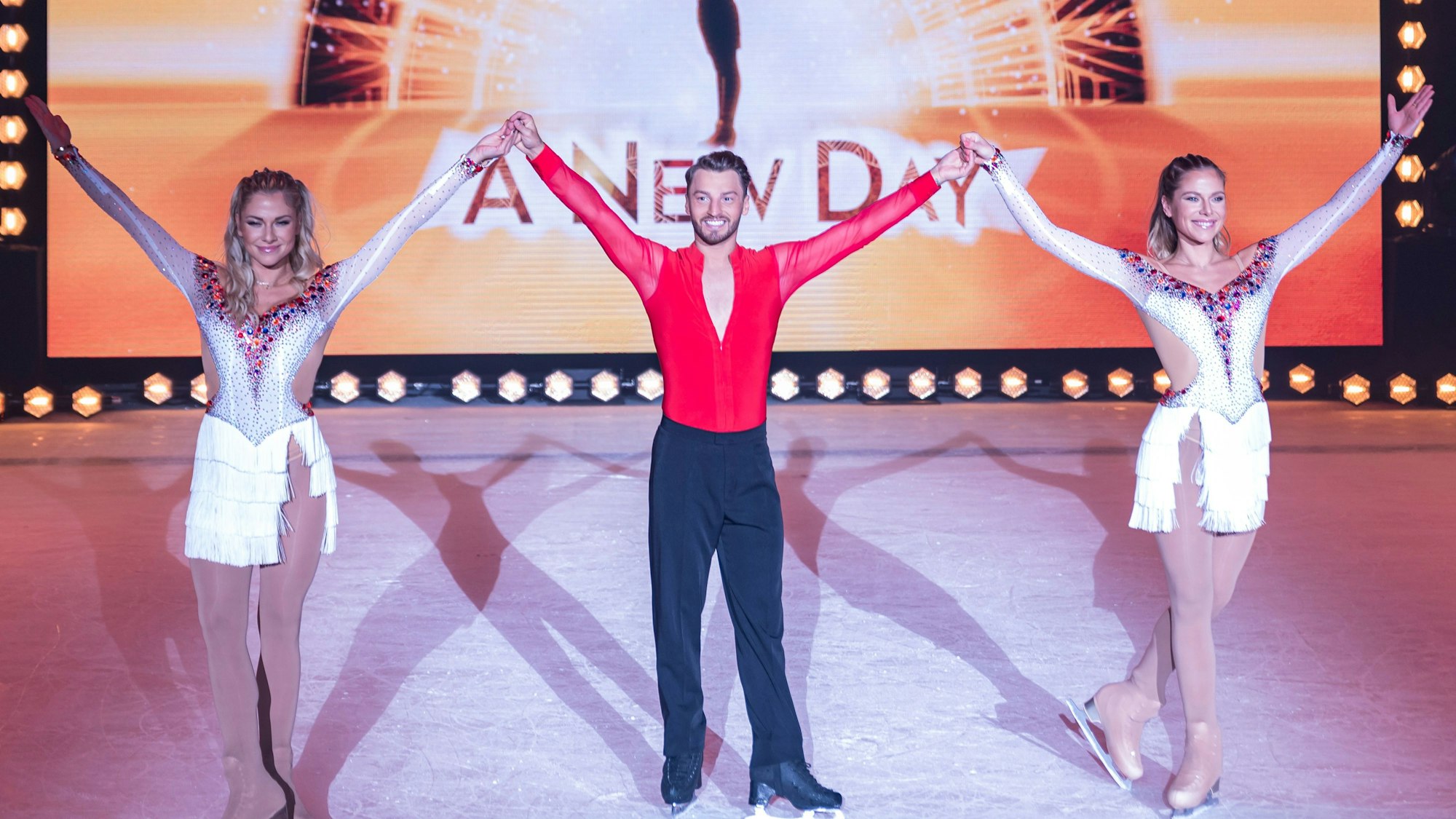 Valentina und Cheyenne Pahde tanzen bei „Holiday on Ice“ an der Seite von Profi-Eiskunstläufer Joti Polizoakis.