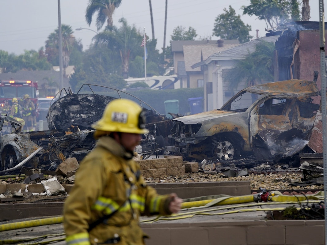 Flugzeugabsturz in den USA im Oktober 2021: Mindestens zwei Menschen sind tot, der Absturz hinterlässt ein Trümmerfeld.