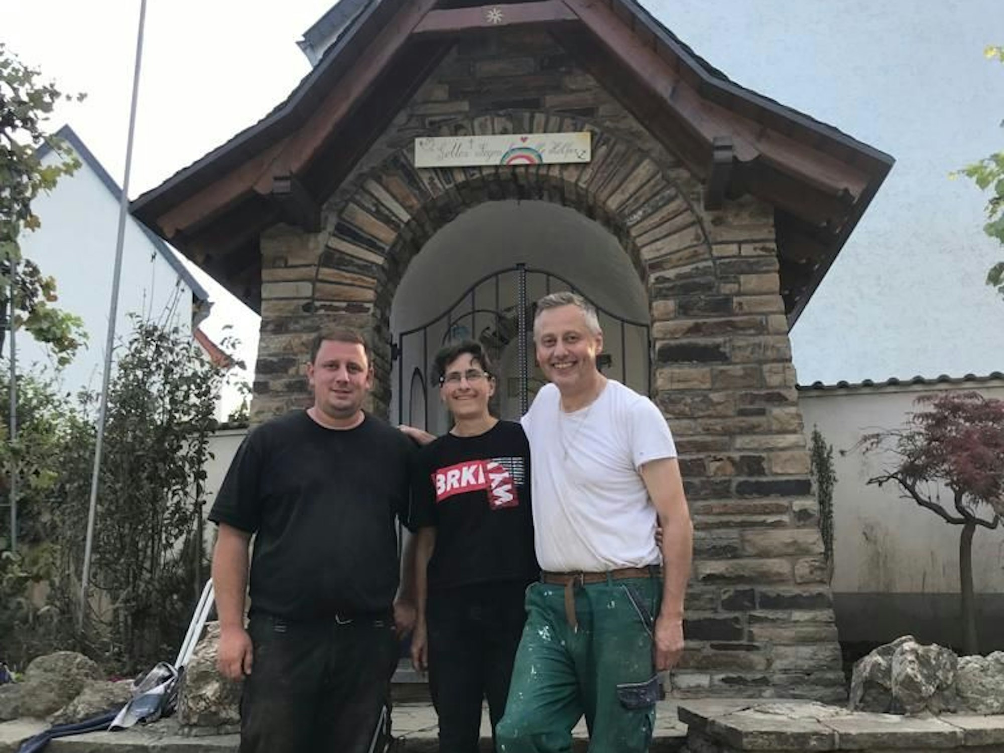 Helfer restaurierten die Kapelle in Dernau.