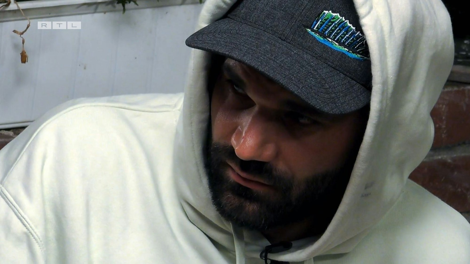 Mike Cees-Monballijn ergeht sich am Abend in wüsten Drohungen: „Ihr habt mich hier noch von meiner guten Seite kennengelernt. Ich lebe beide Seiten: die gute und die böse.“