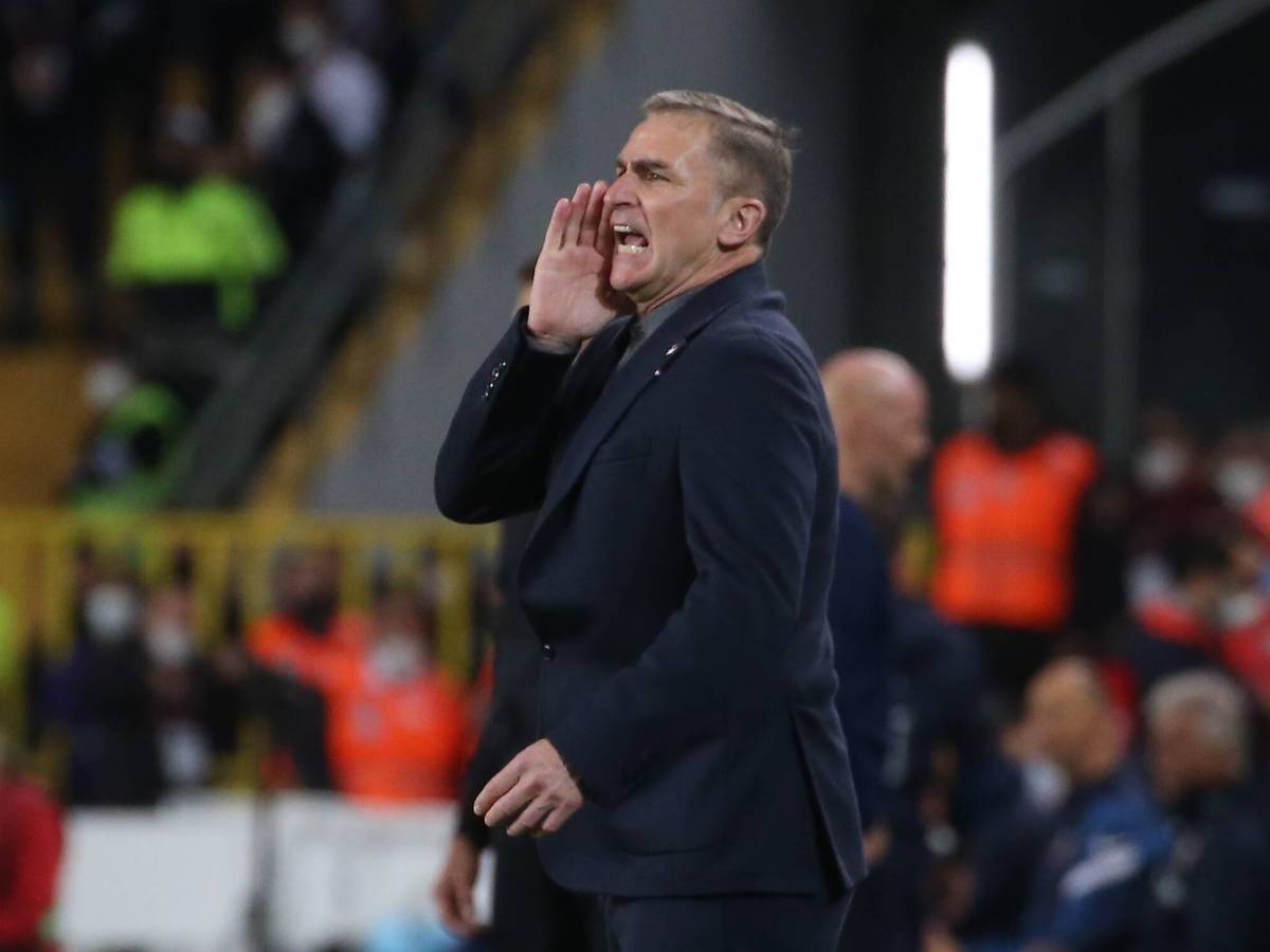 Stefan Kuntz gibt während seinem Debüt als Türkei-Trainer beim WM-Quali-Spiel gegen Norwegen Anweisungen