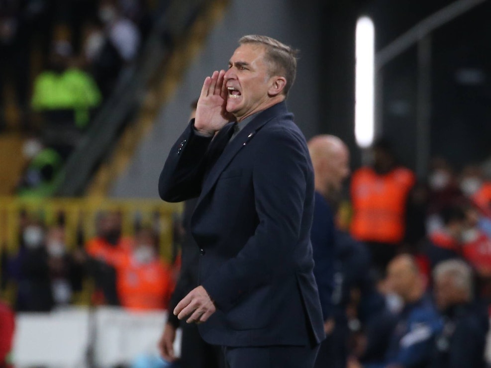 Stefan Kuntz gibt während seinem Debüt als Türkei-Trainer beim WM-Quali-Spiel gegen Norwegen Anweisungen
