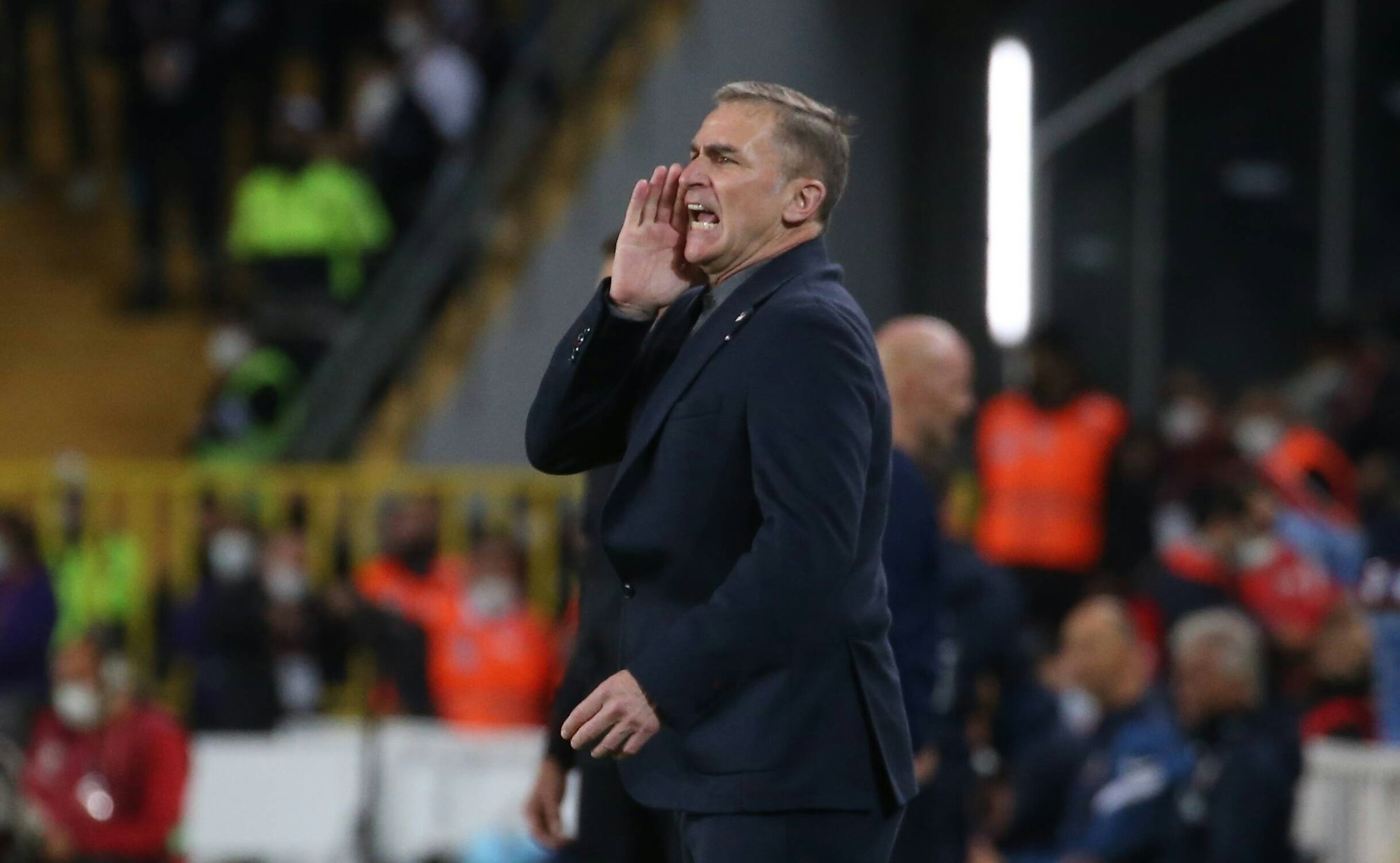 Stefan Kuntz gibt während seinem Debüt als Türkei-Trainer beim WM-Quali-Spiel gegen Norwegen Anweisungen