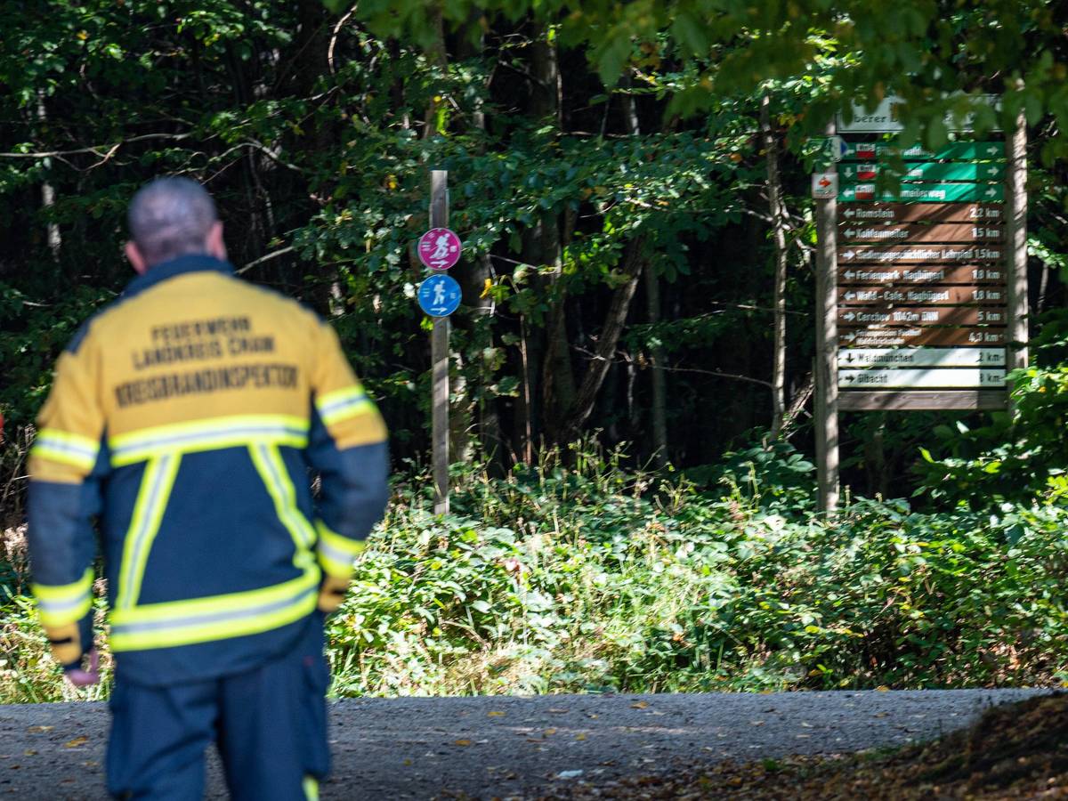Bayern, Waldmünchen: Ein Feuerwehrmann steht an einem Wanderweg.