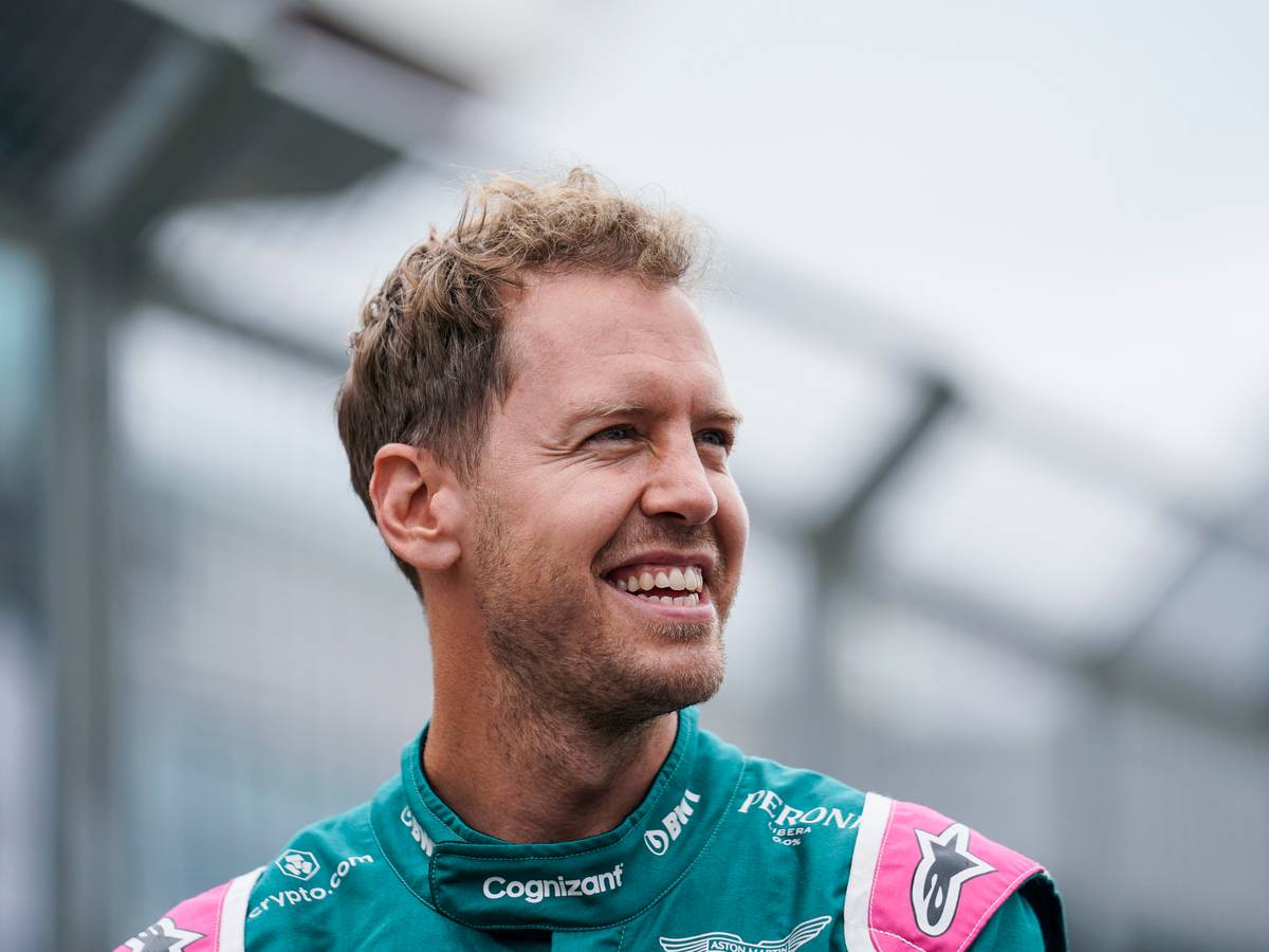 Sebastian Vettel aus Deutschland vom Team Aston Martin lacht während der Vorbereitungen der Formel 1 in Silverstone.