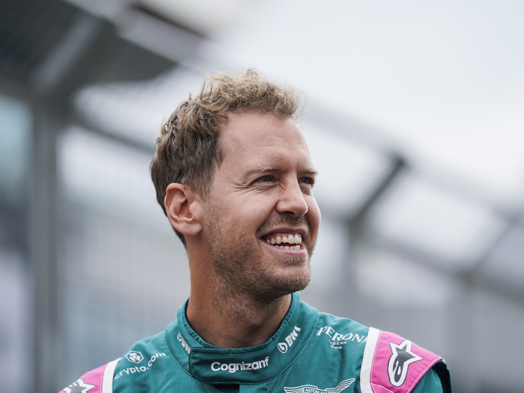 Sebastian Vettel aus Deutschland vom Team Aston Martin lacht während der Vorbereitungen der Formel 1 in Silverstone.