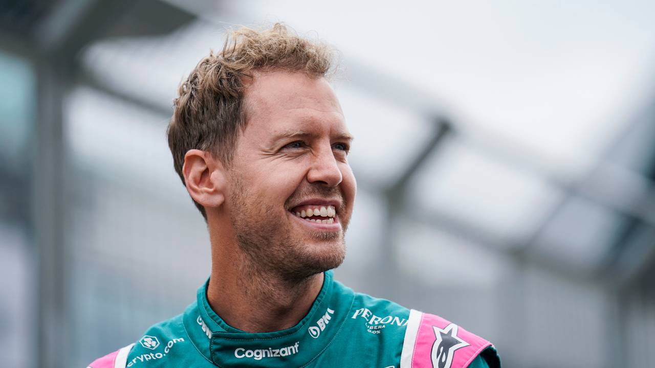 Sebastian Vettel aus Deutschland vom Team Aston Martin lacht während der Vorbereitungen der Formel 1 in Silverstone.