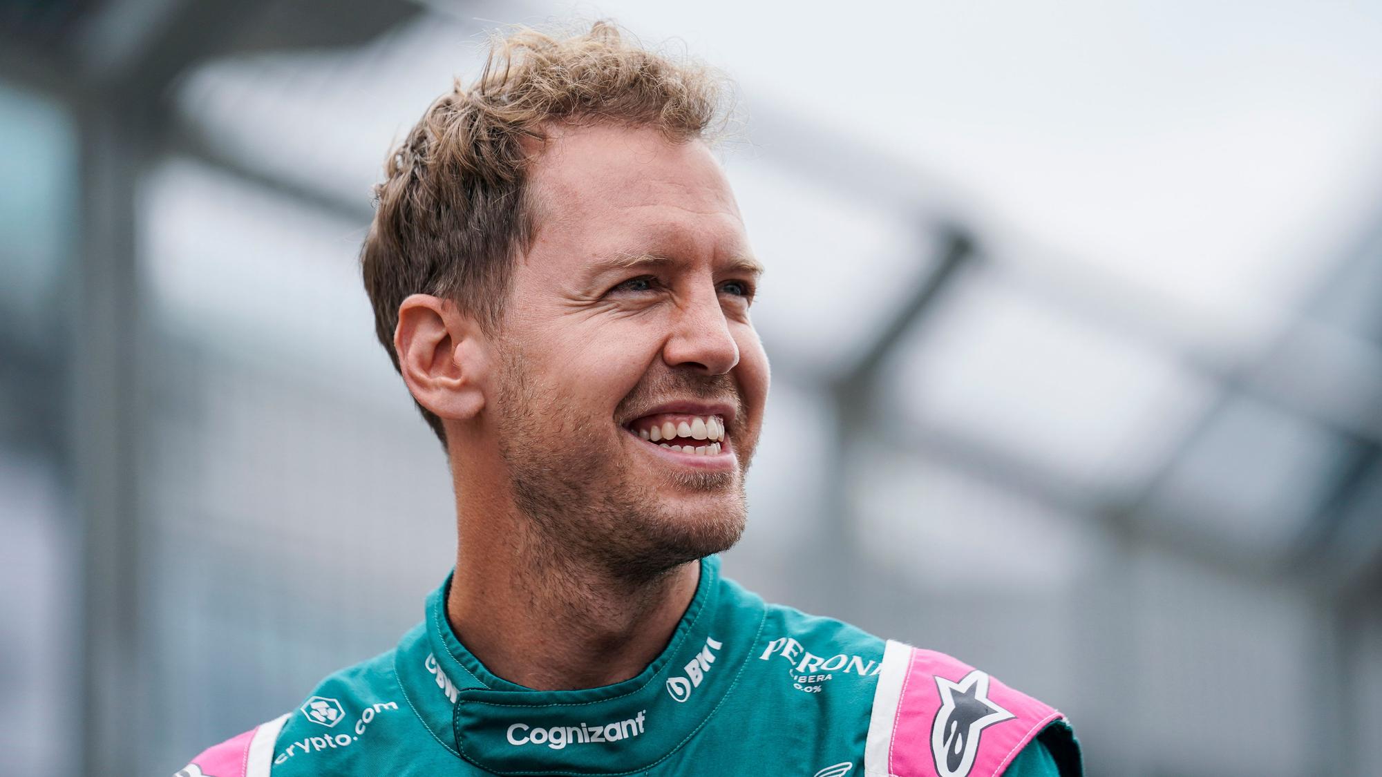 Sebastian Vettel aus Deutschland vom Team Aston Martin lacht während der Vorbereitungen der Formel 1 in Silverstone.