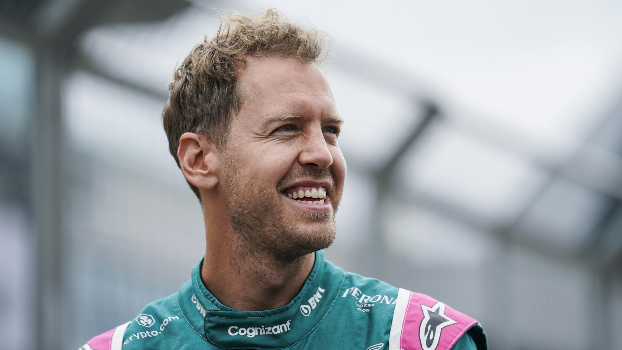 Sebastian Vettel aus Deutschland vom Team Aston Martin lacht während der Vorbereitungen der Formel 1 in Silverstone.