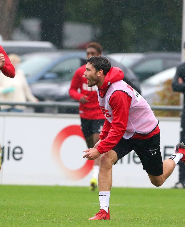 Jonas Hector im Regen im Training, neben ihm läuft Jan Thielmann