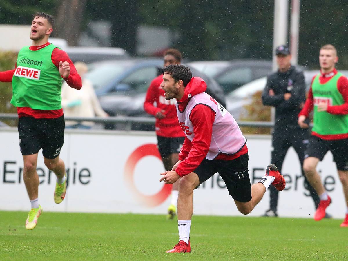 Jonas Hector im Regen im Training, neben ihm läuft Jan Thielmann