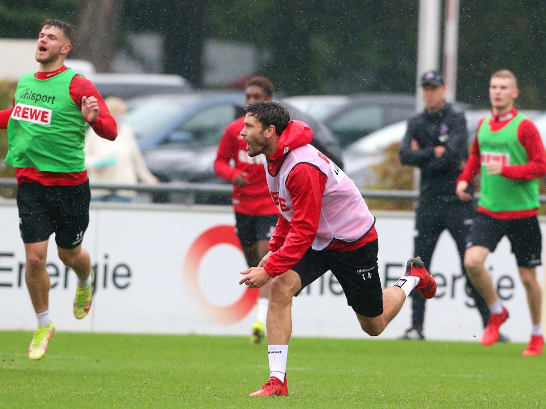 Jonas Hector im Regen im Training, neben ihm läuft Jan Thielmann